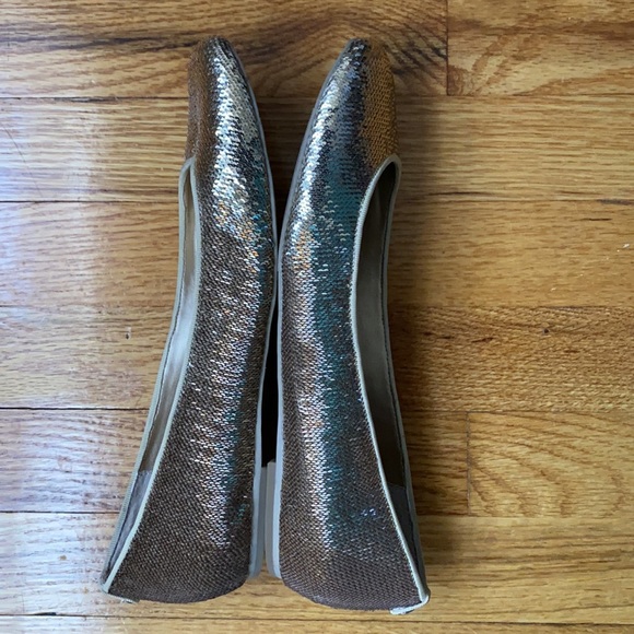 Gold sequined Bagdley Mischka ballet flats - Picture 2 of 2